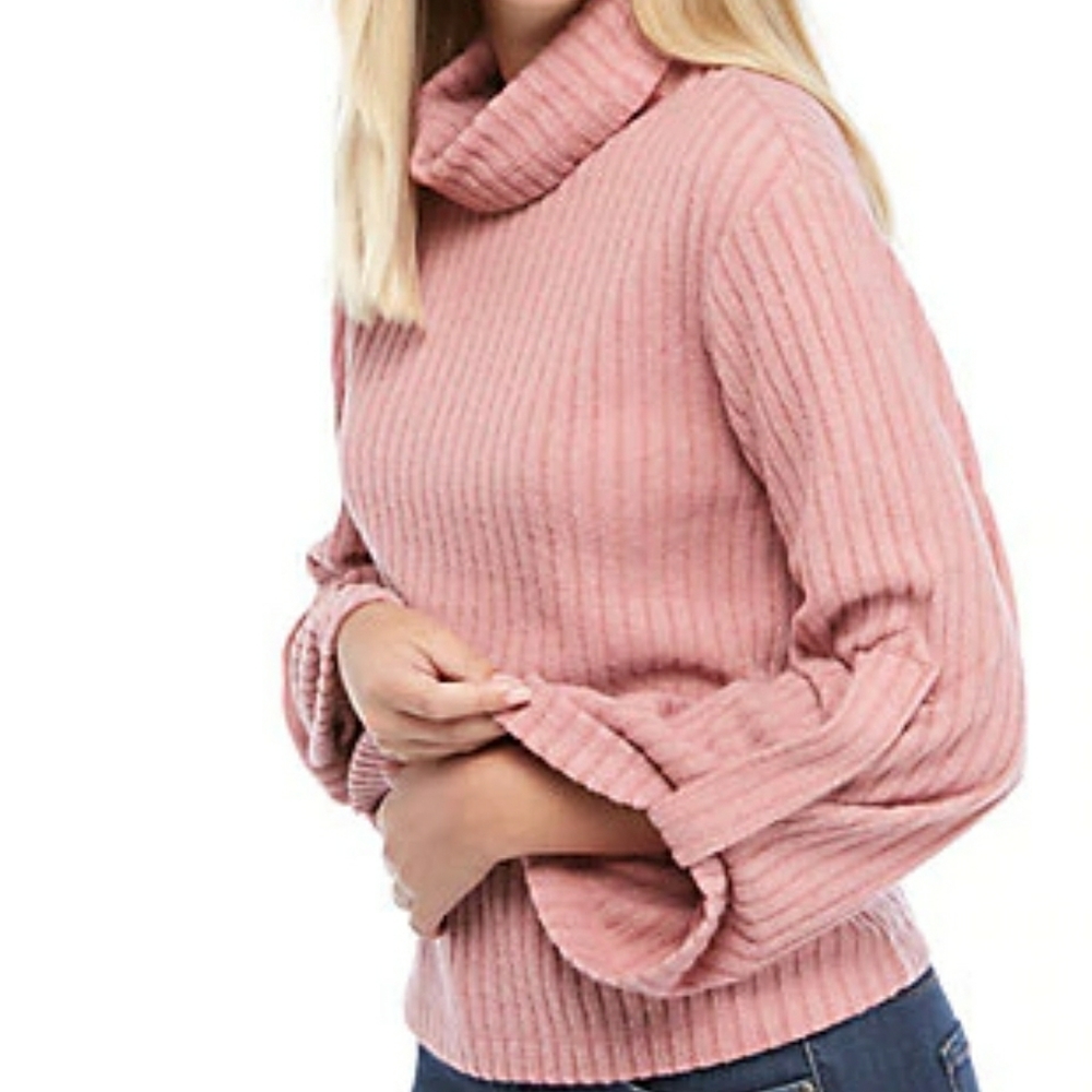 THE LIMITED Turtleneck pullover . NWT